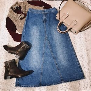 Liz Claiborne Denim Skirt Size: 4